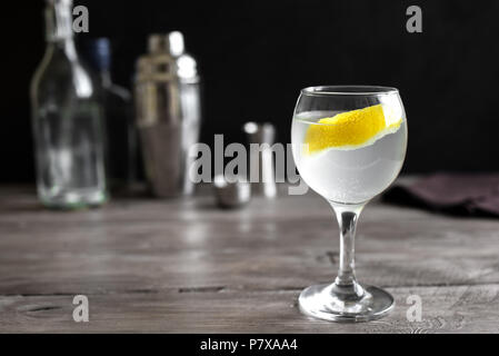 Vesper Martini Cocktail mit Zitrone Keil. Hausgemachte Vesper Cocktail auf Tabelle, kopieren. Stockfoto