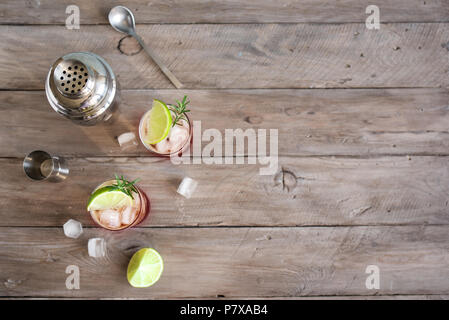 Sloe Gin Fizz Cocktail. Rosa kalten Alkohol trinken mit Eis, Kalk und Soda, kopieren. Stockfoto