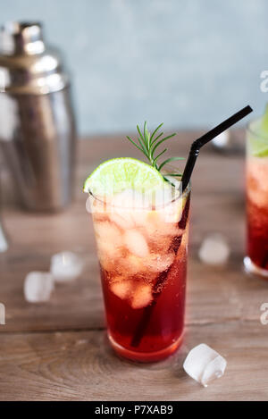 Sloe Gin Fizz Cocktail. Rosa kalten Alkohol trinken mit Eis, Kalk und Soda, kopieren. Stockfoto