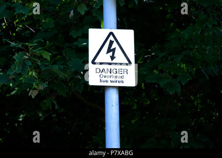 Die Gefahr des Todes overhead live Kabel Strom kann töten Stockfoto