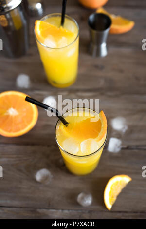 Schraubendreher Cocktail mit Wodka, Eis und Orangensaft. Hausgemachte Schraubendreher cocktail Drink auf Holztisch, kopieren. Stockfoto