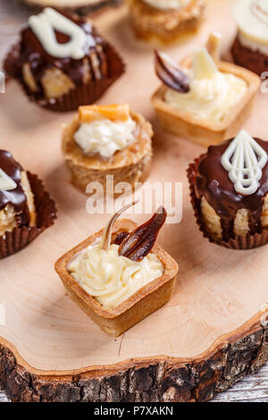 Verschiedene verschiedenen mini Kuchen mit Sahne und Schokolade Stockfoto