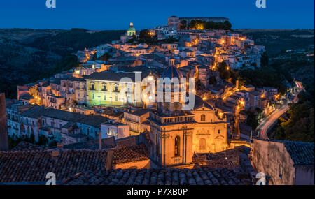 Ragusa bei Sonnenuntergang, berühmten barocken Stadt in Sizilien, Italien. Stockfoto