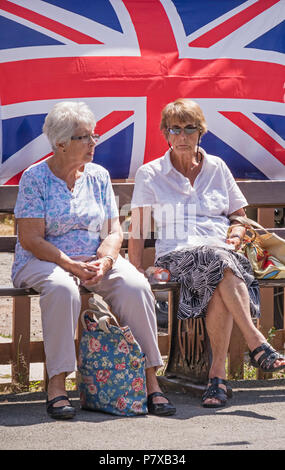 Zwei Damen mittleren Alters den Sommer genießen Wetter, England, Großbritannien Stockfoto