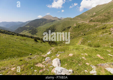 Landschaft auf dem Coll de la botella im Bereich Pal Arisal in Andorra Stockfoto