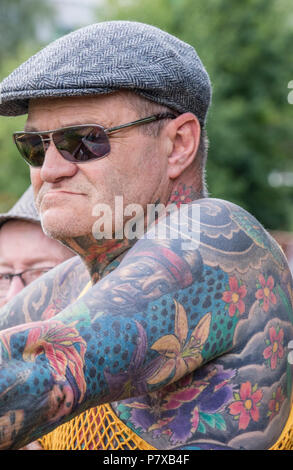 Im mittleren Alter Mann mit japanischen Blumenmuster Tattoos, England, Großbritannien Stockfoto