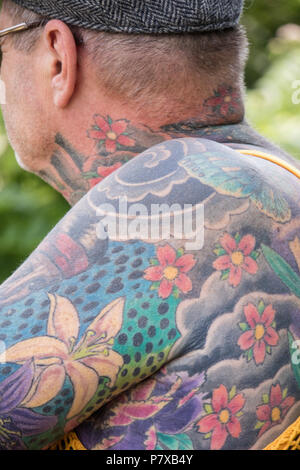 Im mittleren Alter Mann mit japanischen Blumenmuster Tattoos, England, Großbritannien Stockfoto