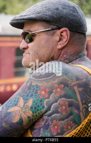 Im mittleren Alter Mann mit japanischen Blumenmuster Tattoos, England, Großbritannien Stockfoto