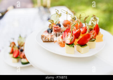 Sortiment von kanapees. Bankett Service im Restaurant. Catering Essen, Snacks auf weiße Platte Stockfoto