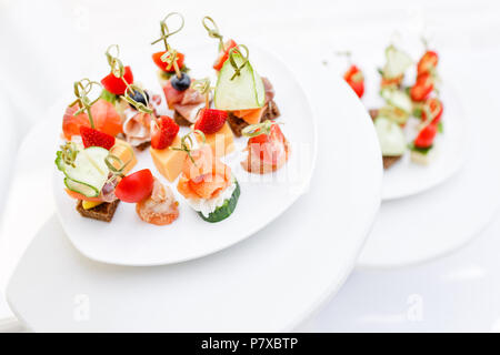 Sortiment von kanapees. Bankett Service im Restaurant. Catering Essen, Snacks auf weiße Platte Stockfoto