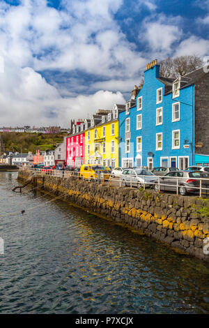 Bunte Geschäfte, Bars, Restaurants, Hotels und Häuser der historischen Hafen in Tobermory, Isle of Mull, Argyll und Bute, Schottland, Großbritannien Stockfoto