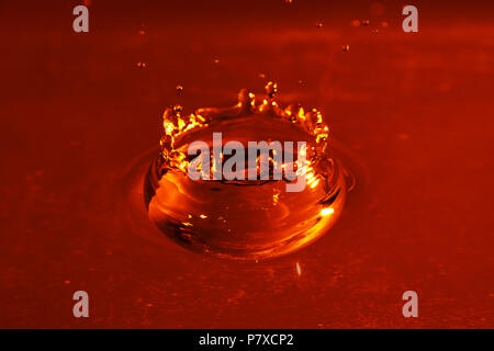 Wassertropfen spritzen. Farbe abstrakt Hintergrund, Makro, Nahaufnahme. Selektive konzentrieren. Stockfoto