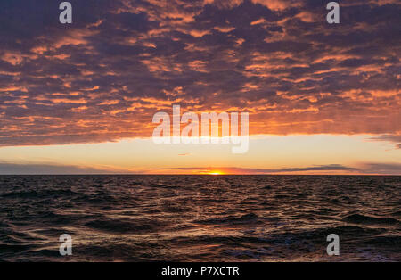 Dramatischer Sonnenuntergang im Meer. Schwere Wolken. Farbenfrohe Meereslandschaft Stockfoto