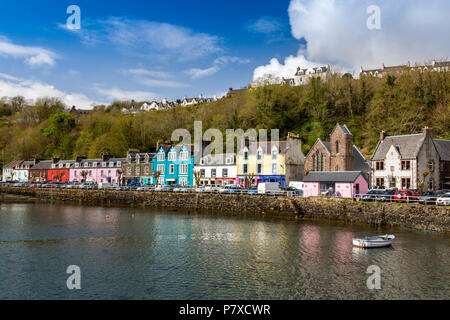 Bunte Geschäfte, Bars, Restaurants, Hotels und Häuser der historischen Hafen in Tobermory, Isle of Mull, Argyll und Bute, Schottland, Großbritannien Stockfoto