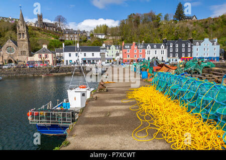 Ein Stapel von bunten neuen Hummer Reusen auf der Hafenmauer in Tobermory, Isle of Mull, Argyll und Bute, Schottland, Großbritannien Stockfoto