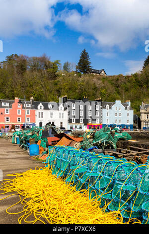 Ein Stapel von bunten neuen Hummer Reusen auf der Hafenmauer in Tobermory, Isle of Mull, Argyll und Bute, Schottland, Großbritannien Stockfoto