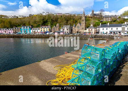 Ein Stapel von bunten neuen Hummer Reusen auf der Hafenmauer in Tobermory, Isle of Mull, Argyll und Bute, Schottland, Großbritannien Stockfoto