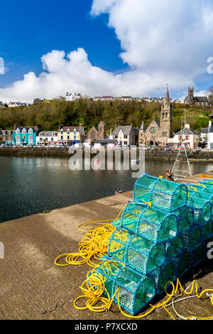 Ein Stapel von bunten neuen Hummer Reusen auf der Hafenmauer in Tobermory, Isle of Mull, Argyll und Bute, Schottland, Großbritannien Stockfoto