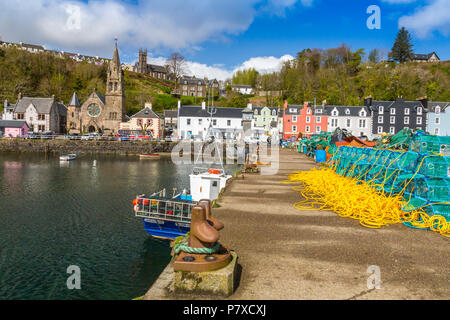 Ein Stapel von bunten neuen Hummer Reusen auf der Hafenmauer in Tobermory, Isle of Mull, Argyll und Bute, Schottland, Großbritannien Stockfoto