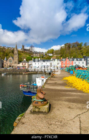 Ein Stapel von bunten neuen Hummer Reusen auf der Hafenmauer in Tobermory, Isle of Mull, Argyll und Bute, Schottland, Großbritannien Stockfoto