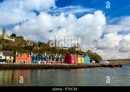 Bunte Geschäfte, Bars, Restaurants, Hotels und Häuser der historischen Hafen in Tobermory, Isle of Mull, Argyll und Bute, Schottland, Großbritannien Stockfoto