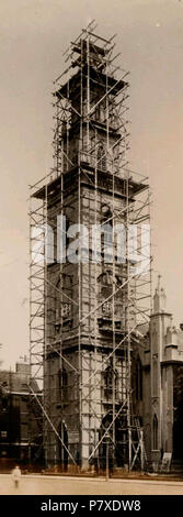 Deutsch: Schwarz und Weiß Foto von St Paul's Kirche, Portland Square, Bristol, UK von 1926, die den unverwechselbaren Tower in Gerüst für Wartung und Reparatur. Schuss aus dem Süden westlich der Kirche, und es gibt eine kleine unscharfe Abbildung im Vordergrund. 1926 353 St Paul's Kirche, Bristol, BRO Picbox-4-BCh-32, 1250x1250 Stockfoto