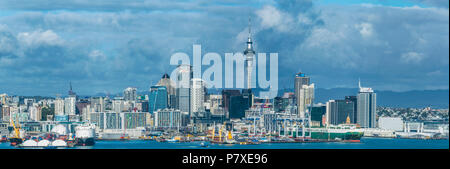 Gewitter Rollen in Auckland Sky Tower in Panoramablick auf breiter Auckland, Neuseeland Stockfoto