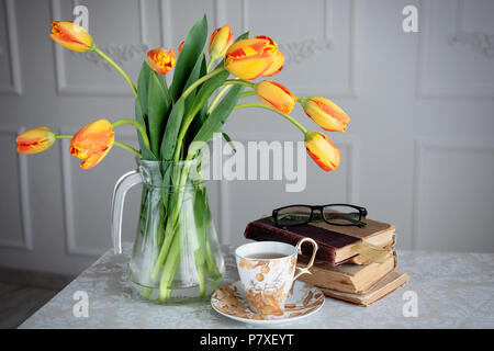 Schönes ruhiges Leben mit Tulpen Stockfoto