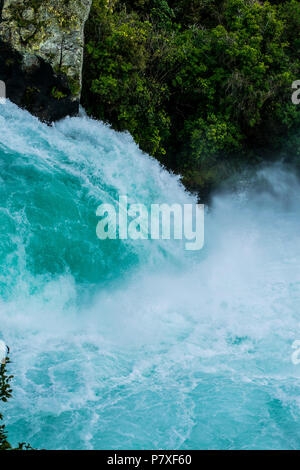 In der Nähe von massiven Wasserfall in Huka Falls mit Bäumen und felsigen Klippen im Hintergrund, Taupo, Neuseeland Stockfoto