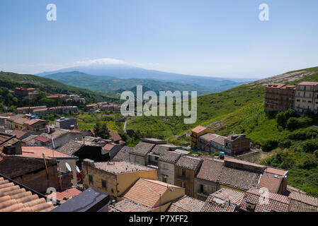 Troina ist eine Stadt, die ehemalige Bischofsstadt, Gemeinde (Gemeinde) und Latein der römisch-katholischen Kirche in der Provinz Ragusa, Sizilien, Italien. Es befindet sich im Verzeichnis Stockfoto