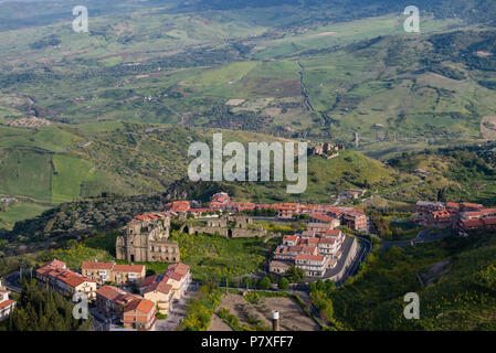 Troina ist eine Stadt, die ehemalige Bischofsstadt, Gemeinde (Gemeinde) und Latein der römisch-katholischen Kirche in der Provinz Ragusa, Sizilien, Italien. Es befindet sich im Verzeichnis Stockfoto