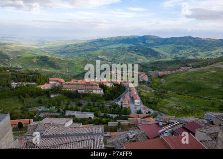 Troina ist eine Stadt, die ehemalige Bischofsstadt, Gemeinde (Gemeinde) und Latein der römisch-katholischen Kirche in der Provinz Ragusa, Sizilien, Italien. Es befindet sich im Verzeichnis Stockfoto