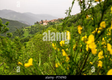 Das Dorf Pardines in den Pyrenäen, Katalonien, Spanien mit regen sich über die Berge, Spanien Stockfoto