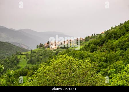 Das Dorf Pardines in den Pyrenäen, Katalonien, Spanien mit regen sich über die Berge, Spanien Stockfoto