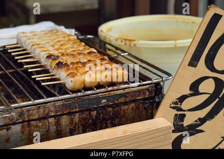 Japanische Street Food Dango (Reis Knödel) Süßspeise während des traditionellen Festival Stockfoto