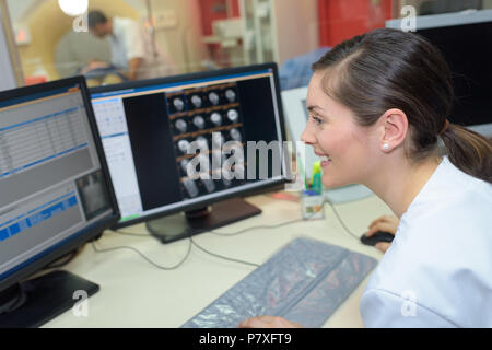 Arzt aufmerksam sieht mans Gehirn x-ray Ergebnisse Stockfoto