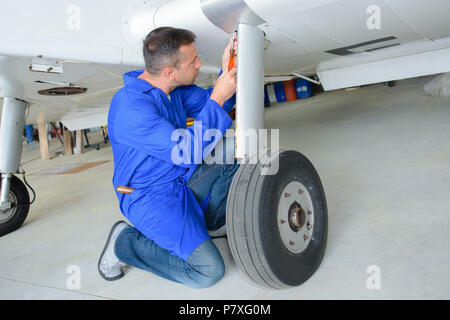 Mechaniker arbeiten am Flugzeug Fahrwerk Stockfoto