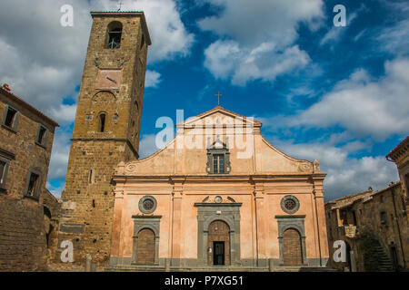 Alte Kirche von San Donato auf dem Hauptplatz von CIVITA DI BAGNOREGIO Dorf, Latium, Italien Stockfoto