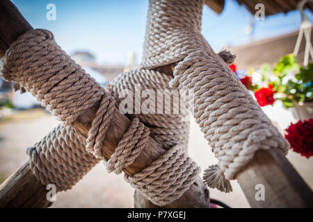Farbe Bild von einigen Holzpfähle mit Seil gebunden. Stockfoto