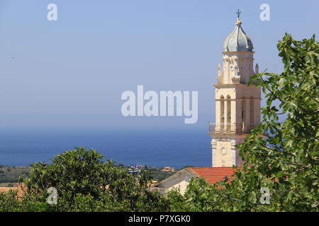 Blick auf die Kirche und die Metaxata Ionoian Meer aus dem Dorf Korkoumelata in Kefalonia, Griechenland, PETER GRANT Stockfoto