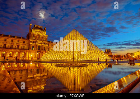 Paris, Frankreich, 1. Juli 2017: twilight Reflexionen um Louvre Glaspyramide. Louvre im Innenhof. Bildergalerie Sehenswürdigkeiten hosting Mona Lisa Gemälde von Leonardo Da Vinci. Stockfoto