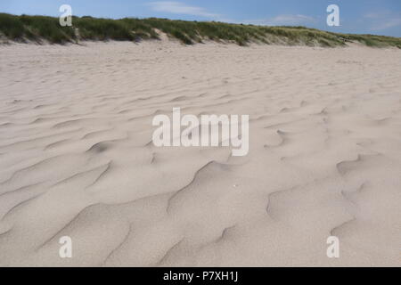 Sand Wellen auf Portstewart Strand Stockfoto