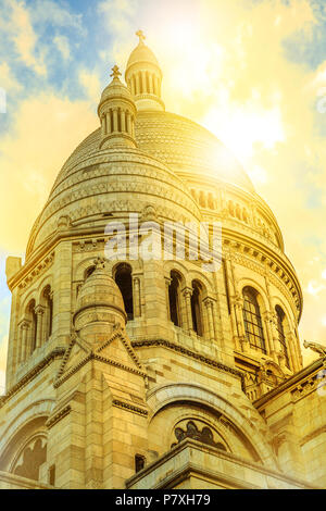 Detail der Kuppel des Heiligen Herzen von Paris Kirche in Frankreich. Basilique du Sacré-Coeur de Montmartre, dem historischen Viertel von Paris. Abendlicht. Vertikale erschossen. Stockfoto