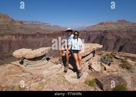 Jungen Rucksack Paar ruht auf dem Tonto Trail im Grand Canyon National Park, Arizona. Stockfoto