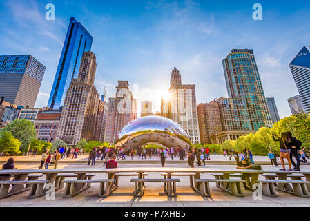 CHICAGO - Illinois: Mai 9, 2018: Touristen besuchen Cloud Gate in Millennium Park am späten Nachmittag. Stockfoto