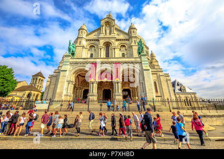 Paris, Frankreich, 3. Juli 2017: Menschen in einer Zeile, vor der Fassade der Basilique du Sacré Coeur de Montmartre. Herz-jesu-Kirche von Paris mit Touristen. Populären religiösen Anziehungskraft in Paris. Stockfoto