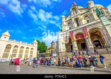 Paris, Frankreich, 3. Juli 2017: Perspektive der Menschen vor der Basilique du Sacré Coeur de Montmartre. Herz-jesu-Kirche ist ein beliebter Anziehungspunkt und Wahrzeichen in Paris. Sonnigen Tag blauer Himmel. Stockfoto