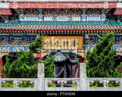 Buddhistischen Tempel mit bunten dekorative Details oben auf dem tianmen Mountain, Provinz Hunan, Niagara-on-the-Lake, China Stockfoto