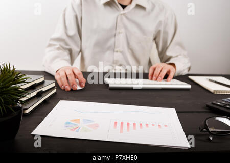 Nahaufnahme von Mann Buchhalter oder Bankier und Berechnungen. Einsparungen, die Finanzen und die Wirtschaft Konzept Stockfoto