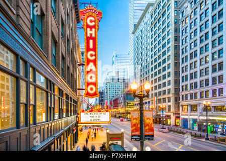 CHICAGO, Illinois - 10. MAI 2018: Das Wahrzeichen von Chicago Theater an der State Street in der Dämmerung. Die historische Theater stammt aus dem Jahre 1921. Stockfoto